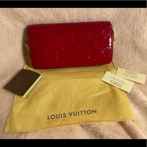 100 Authentic LOUIS VUITTON Monogram
Zippy Long Wallet in Vernis Leather Red